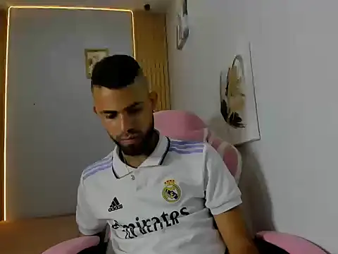 Snapshot of adri_sexboy229 chatting on 09/09/25, 01:38 adri sexboy229 online show from 09/09/25, 01:38