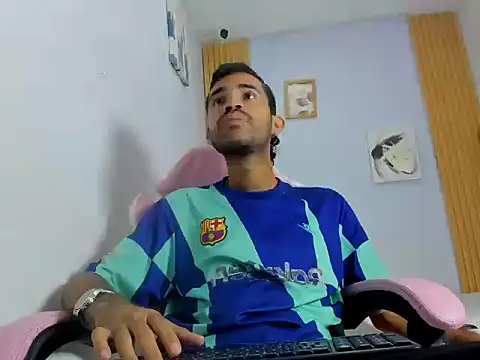 Snapshot of adri_sexboy229 chatting on 10/22/25, 07:08 adri sexboy229 online show from 10/22/25, 07:08