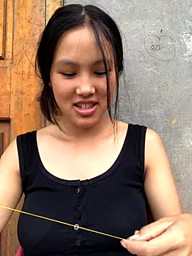 Snapshot of May_nhi chatting on 09/09/25, 08:14 May nhi online show from 09/09/25, 08:14