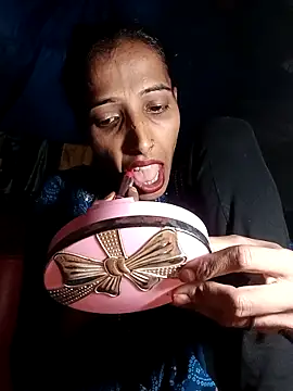 Snapshot of Pinki_thakur_1 chatting on 10/15/25, 03:56 Pinki thakur 1 online show from 10/15/25, 03:56