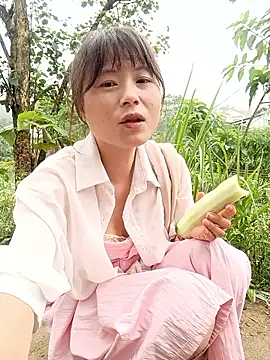 Snapshot of linda_bae00 chatting on 05/19/26, 01:56 linda bae00 online show from 05/19/26, 01:56
