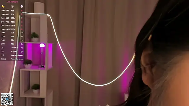 AlberthaEscue online show from 11/17/25, 04:18