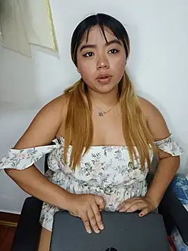 Snapshot of Emily__Hott chatting on 07/05/26, 12:39 Emily Hott online show from 07/05/26, 12:39