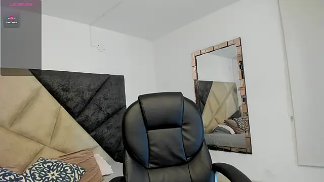 SaraWagner  online show from 10/21/25, 12:00