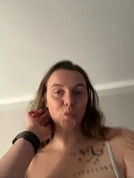 TenderLaGlamor online show from 12/22/25, 11:07