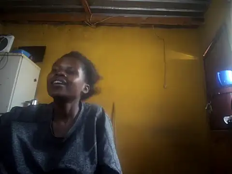 Snapshot of Caramelchick01 chatting on 10/17/25, 08:17 Caramelchick01 online show from 10/17/25, 08:17