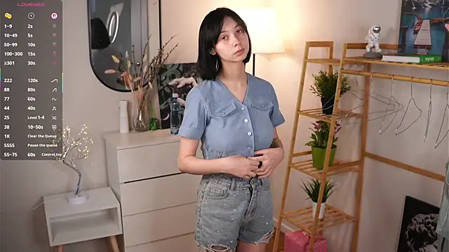 Snapshot of SuzanneHowse chatting on 10/17/25, 07:00 SuzanneHowse online show from 10/17/25, 07:00