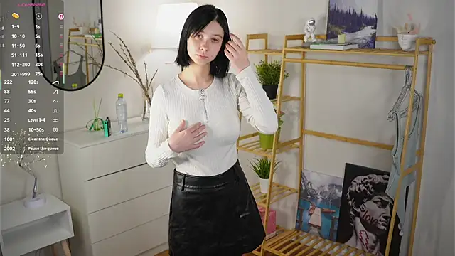 Snapshot of SuzanneHowse chatting on 11/06/25, 04:46 SuzanneHowse online show from 11/06/25, 04:46