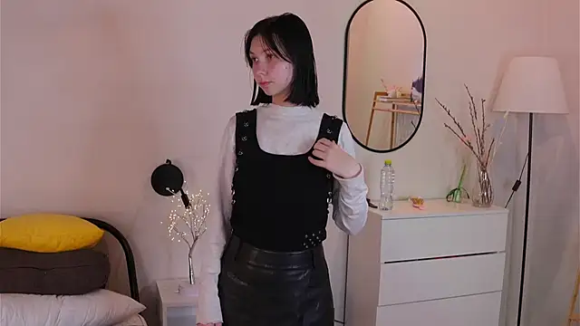 Snapshot of SuzanneHowse chatting on 11/22/25, 07:40 SuzanneHowse online show from 11/22/25, 07:40