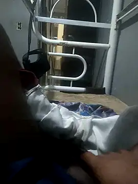 Snapshot of Hrickew chatting on 10/17/25, 12:14 Hrickew online show from 10/17/25, 12:14