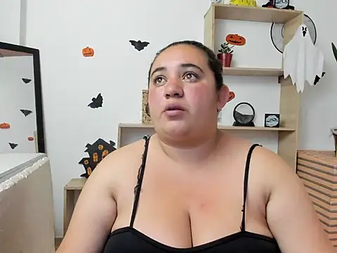 Snapshot of Khloe_Tommson_ chatting on 10/29/25, 01:02 Khloe Tommson  online show from 10/29/25, 01:02