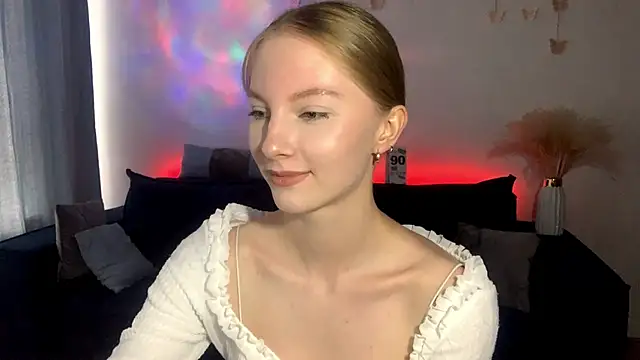 Snapshot of BrightAnnie chatting on 09/18/25, 01:02 BrightAnnie online show from 09/18/25, 01:02