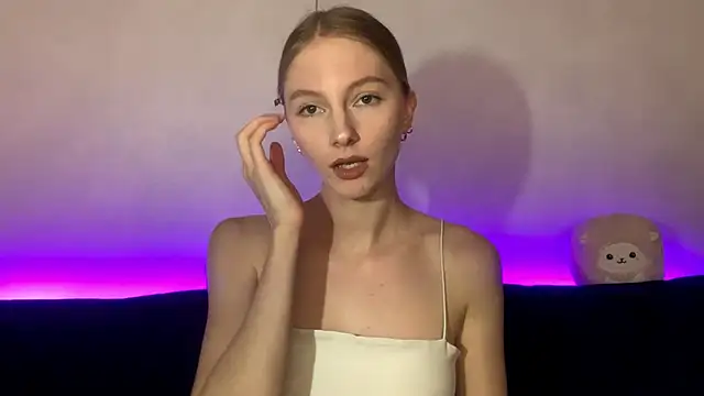 Snapshot of BrightAnnie chatting on 09/19/25, 05:02 BrightAnnie online show from 09/19/25, 05:02