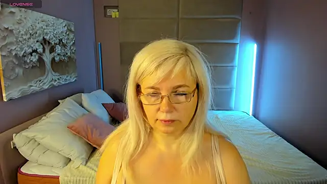 Snapshot of Hella_Fabel chatting on 05/24/26, 01:10 Hella Fabel online show from 05/24/26, 01:10