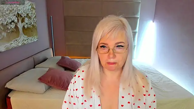 Snapshot of Hella_Fabel chatting on 06/23/26, 01:14 Hella Fabel online show from 06/23/26, 01:14