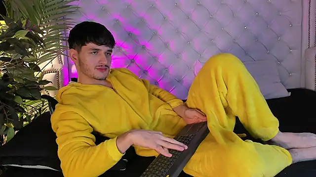 LiamMuller online show from 12/03/25, 12:25