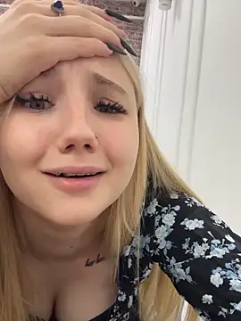 Sky Cutie online show from 10/10/25, 04:22