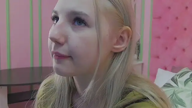 Snapshot of Sky_Cutie chatting on 06/15/26, 04:15 Sky Cutie online show from 06/15/26, 04:15