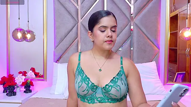Snapshot of Martina-Roberts- chatting on 05/13/26, 04:43 Martina-Roberts- online show from 05/13/26, 04:43