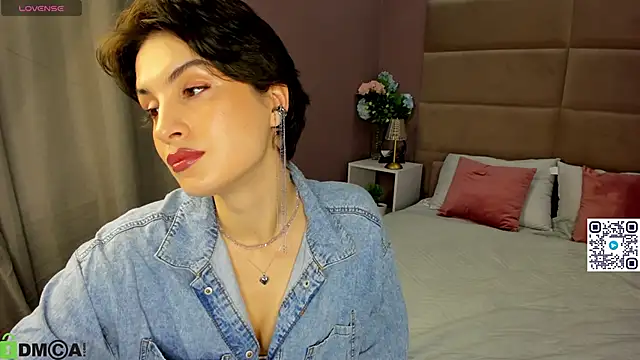 Adeline Perle online show from 10/05/25, 01:48