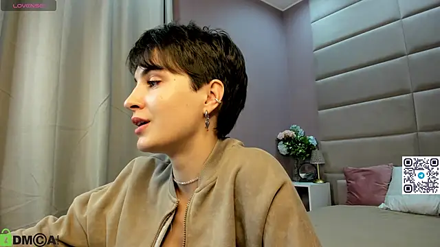 Adeline Perle online show from 10/14/25, 01:28