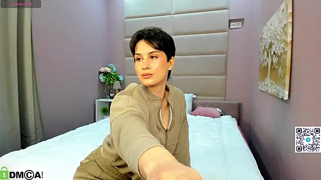 Adeline Perle online show from 10/21/25, 01:06