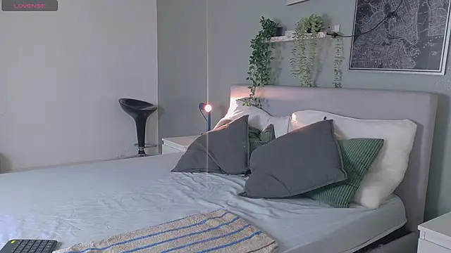 BriannaBennett   online show from 12/04/25, 11:41