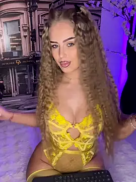 AubrieleRouj1 online show from 01/08/26, 05:37