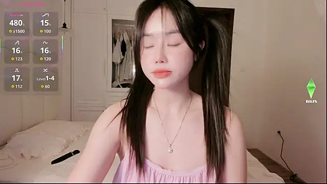 Snapshot of strawberry-ni chatting on 10/21/25, 10:05 strawberry-ni online show from 10/21/25, 10:05