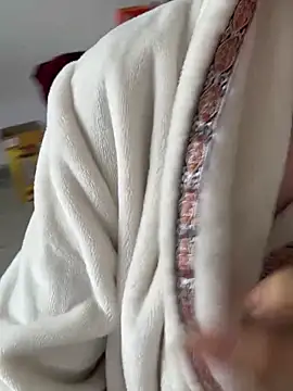 xiiuuff18 online show from 12/17/25, 01:55