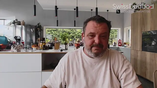 Snapshot of SwissDadbod chatting on 09/25/25, 01:59 SwissDadbod online show from 09/25/25, 01:59