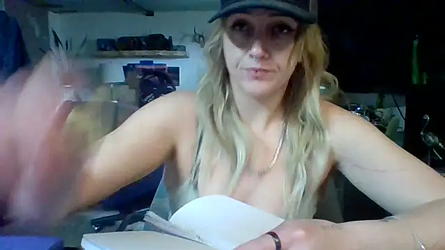 Snapshot of cutiekayls chatting on 06/30/26, 10:33 cutiekayls online show from 06/30/26, 10:33