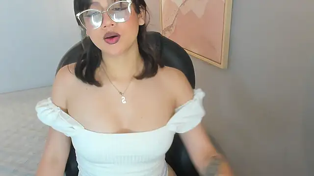 Julieth brown  online show from 10/23/25, 09:13