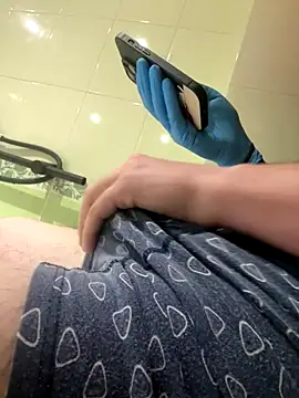 Snapshot of Dickii21 chatting on 10/13/25, 08:03 Dickii21 online show from 10/13/25, 08:03