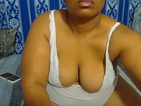 Snapshot of JUICEYLIPS333 chatting on 10/14/25, 04:57 JUICEYLIPS333 online show from 10/14/25, 04:57