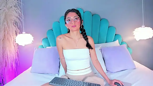 AlassiaHocthner online show from 09/18/25, 11:45