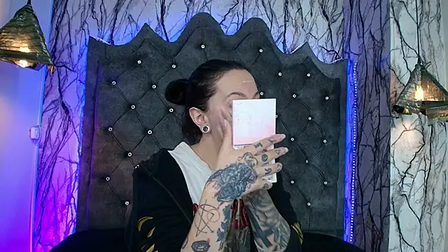 Zami Escobar of online show from 09/18/25, 06:32