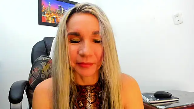 Snapshot of Ms_lunaRose chatting on 09/18/25, 12:01 Ms lunaRose online show from 09/18/25, 12:01
