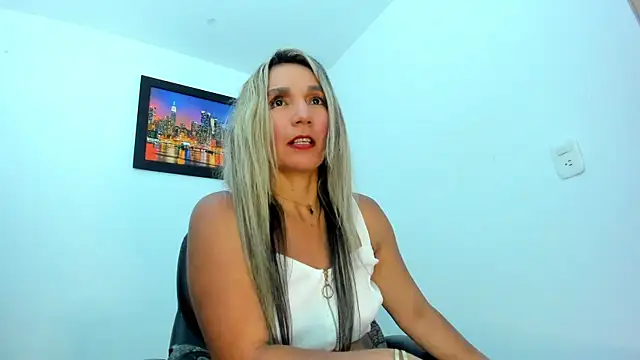 Snapshot of Ms_lunaRose chatting on 10/18/25, 02:58 Ms lunaRose online show from 10/18/25, 02:58