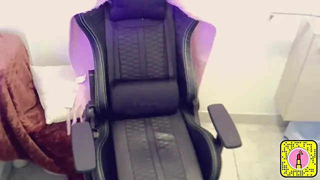 Snapshot of Morgane818181 chatting on 12/13/25, 10:48 Morgane818181 online show from 12/13/25, 10:48