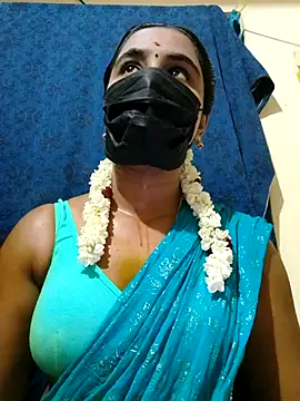 Snapshot of mini-queen chatting on 10/06/25, 01:19 mini-queen online show from 10/06/25, 01:19