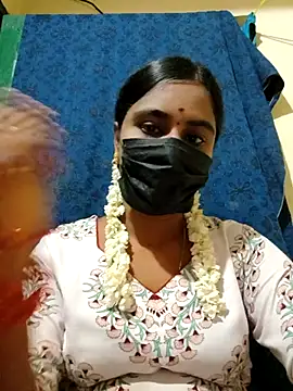 Snapshot of mini-queen chatting on 10/10/25, 05:23 mini-queen online show from 10/10/25, 05:23