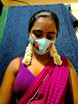 Snapshot of mini-queen chatting on 10/15/25, 05:57 mini-queen online show from 10/15/25, 05:57