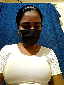 Snapshot of mini-queen chatting on 11/13/25, 08:30 mini-queen online show from 11/13/25, 08:30