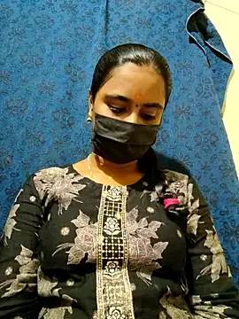 Snapshot of mini-queen chatting on 12/17/25, 11:27 mini-queen online show from 12/17/25, 11:27