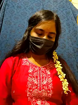 Snapshot of mini-queen chatting on 12/19/25, 10:33 mini-queen online show from 12/19/25, 10:33