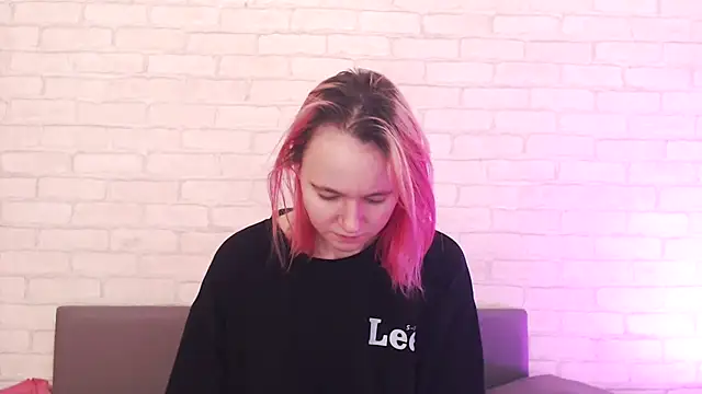 Ericha Stone online show from 12/18/25, 01:44