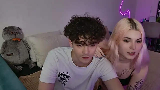 Snapshot of Alice18James chatting on 09/25/25, 06:39 Alice18James online show from 09/25/25, 06:39