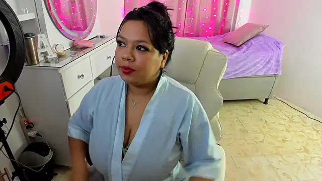 Snapshot of aynarakiss chatting on 09/19/25, 04:47 aynarakiss online show from 09/19/25, 04:47