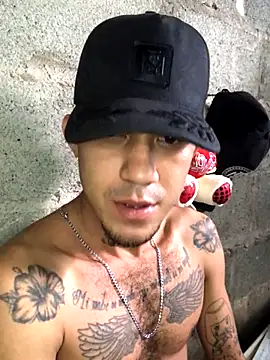 Snapshot of tattoos22 chatting on 10/26/25, 01:17 tattoos22 online show from 10/26/25, 01:17